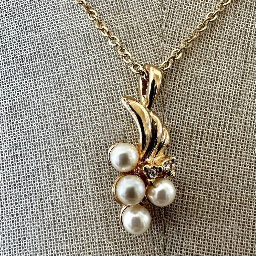 Vintage Gold-Tone Leaf & Pearl Cluster Pendant Necklace